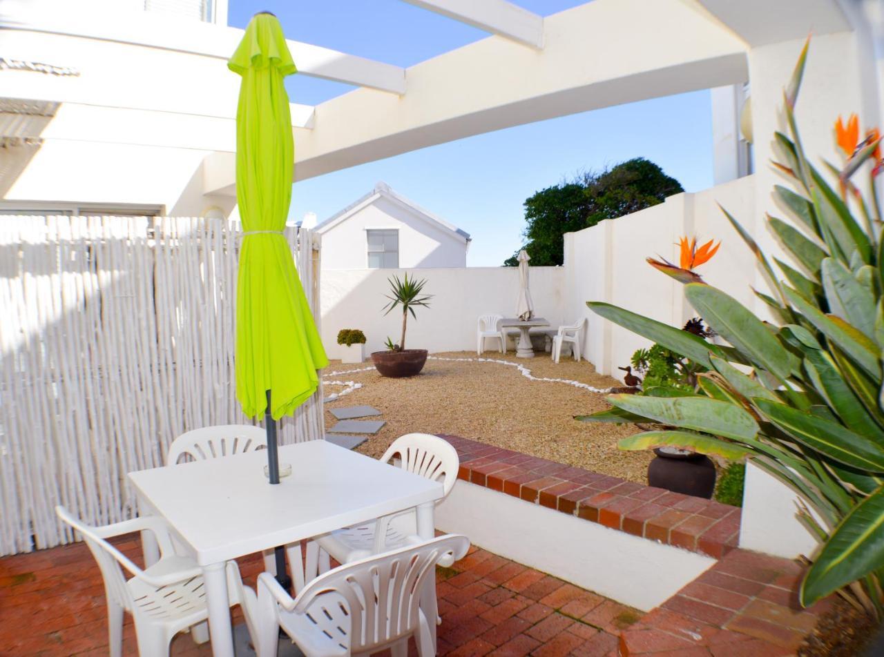 Small Bay Guest House Bloubergstrand Exterior foto